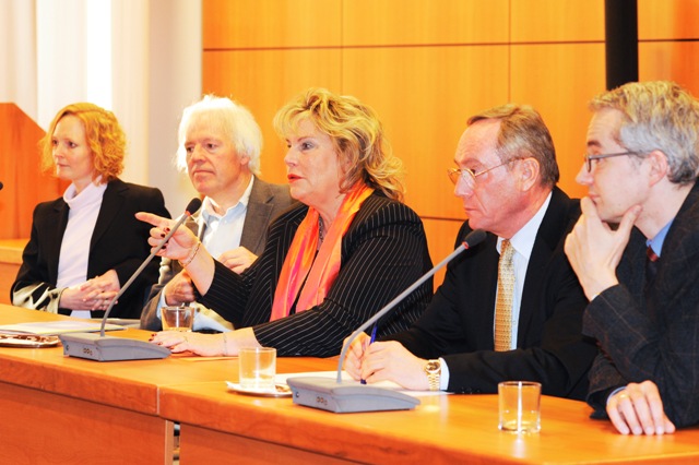 Angelika Wagner-Link (Mitte) moderierte die gesamte Fortbildungsveranstaltung und auch die Podiumsdiskussion (Foto: Wolfgang M. Weber) 